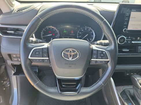 Used 2021 Toyota Highlander Limited FWD image 23