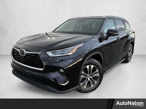 Used 2021 Toyota Highlander XLE image 1
