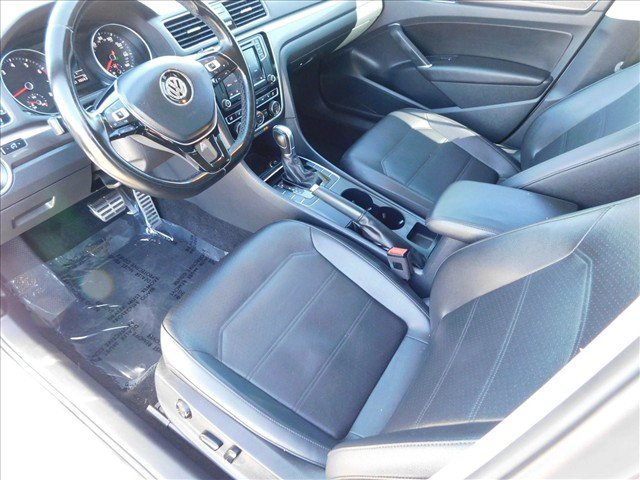 Used 2018 Volkswagen Passat 2.0T R-Line w/ R-Line Lighting Package FWD image 16