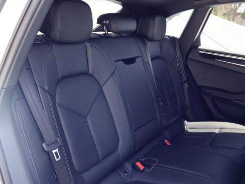 Certified 2025 Porsche Macan AWD/4WD image 22