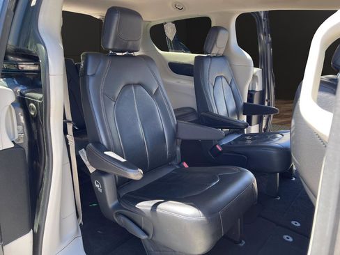 Used 2018 Chrysler Pacifica Touring-L FWD image 19