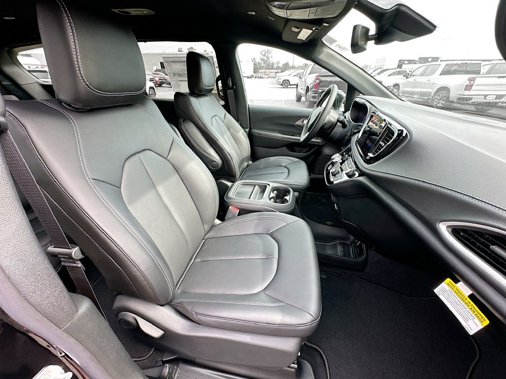 New 2027 Chrysler Pacifica Select FWD image 35