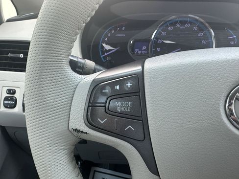 Used 2012 Toyota Sienna XLE FWD image 9