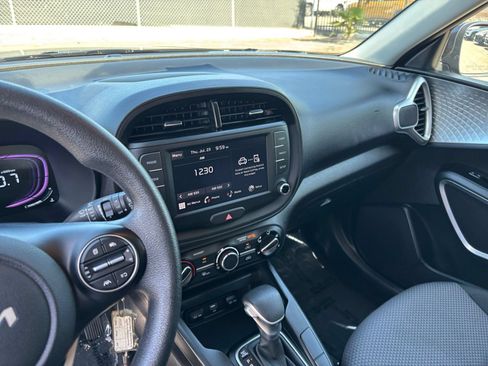 Used 2025 Kia Soul LX w/ LX Technology Package FWD image 17