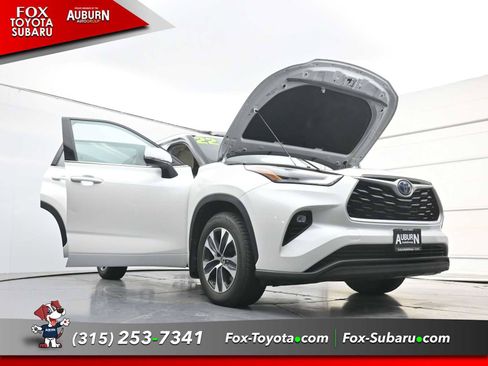Used 2022 Toyota Highlander XLE AWD/4WD image 34