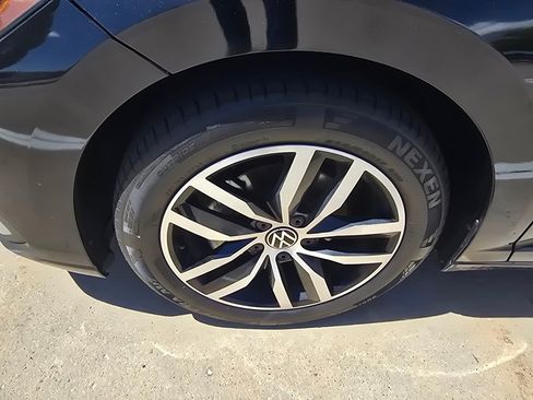 Used 2025 Volkswagen Jetta SE w/ Sunroof Package FWD image 10