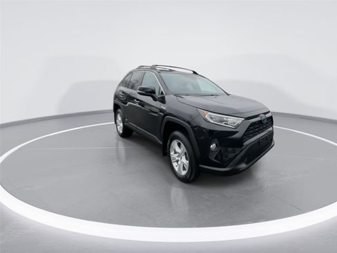 Used 2020 Toyota RAV4 XLE image 2