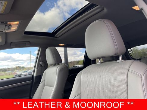 Used 2017 Toyota Highlander Limited AWD/4WD image 2