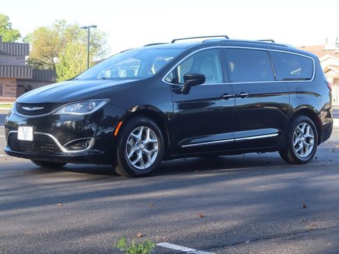 Used 2019 Chrysler Pacifica Touring-L Plus w/ Tire & Wheel Group FWD image 11