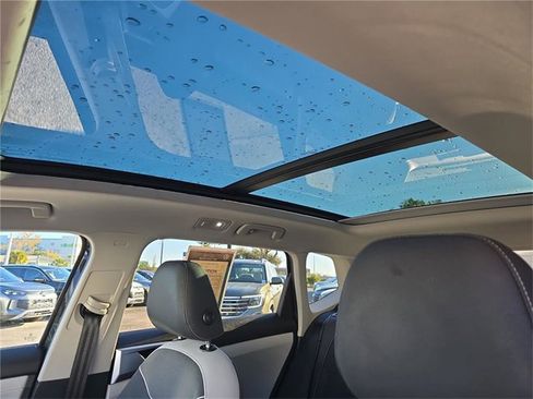 Used 2025 Volkswagen Taos SE w/ Panoramic Sunroof Package image 26