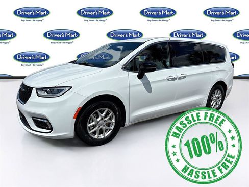 Used 2025 Chrysler Pacifica Select FWD image 3