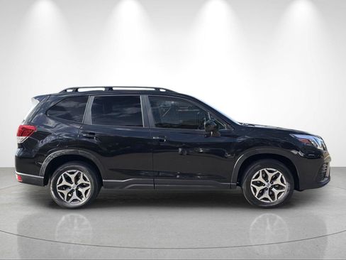 Used 2022 Subaru Forester Premium AWD/4WD image 6