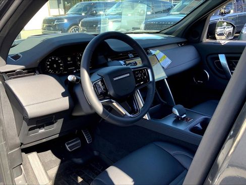New 2025 Land Rover Discovery Sport Dynamic SE image 9