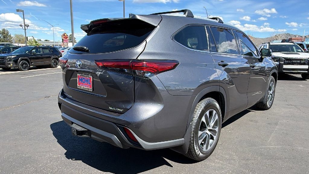 Used 2022 Toyota Highlander XLE AWD/4WD image 3