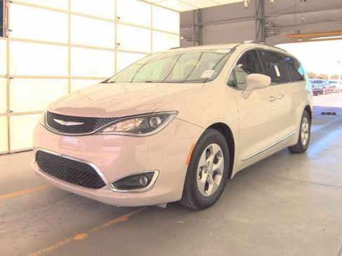 Used 2017 Chrysler Pacifica Touring-L Plus image 17