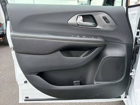New 2026 Chrysler Pacifica Select image 28