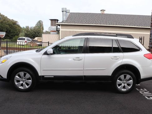 Used 2011 Subaru Outback 2.5i Premium AWD/4WD image 5