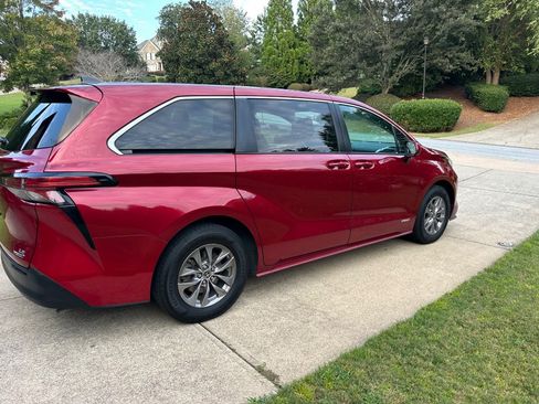 Used 2021 Toyota Sienna LE FWD image 6