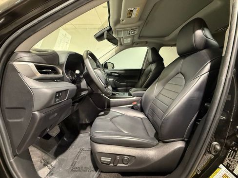 Used 2023 Toyota Highlander XLE FWD image 13