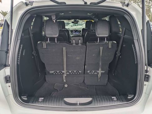 Used 2025 Chrysler Pacifica Select image 12