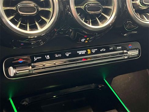 Used 2022 Mercedes-Benz GLB 250 4MATIC image 28