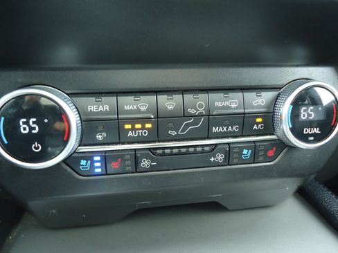 Used 2020 Ford Expedition XLT w/ Equipment Group 202A AWD/4WD image 19