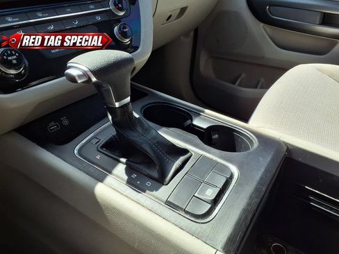 Used 2018 Kia Sedona LX FWD image 17