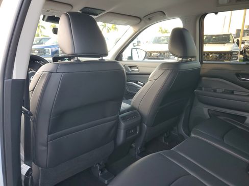 Used 2025 Nissan Pathfinder SL image 15