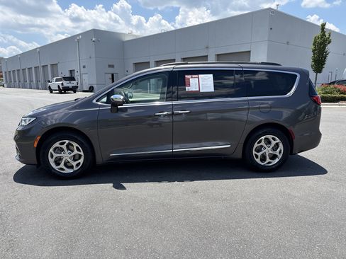 Used 2022 Chrysler Pacifica Limited FWD image 6