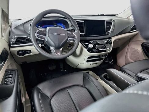 Used 2024 Chrysler Pacifica Touring-L FWD image 20