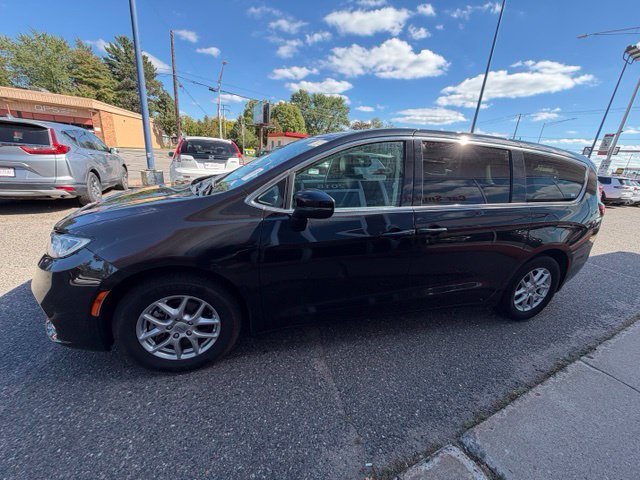 Used 2023 Chrysler Pacifica Touring-L FWD image 4