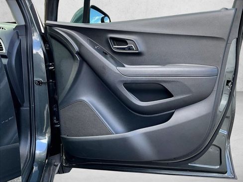 Used 2020 Chevrolet Trax LS FWD image 19