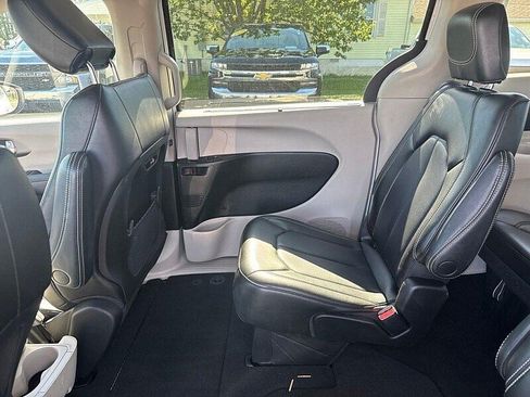Used 2023 Chrysler Pacifica Touring-L FWD image 39