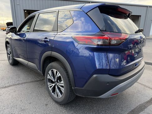 Used 2023 Nissan Rogue SV image 2