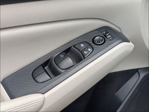 Used 2025 Nissan Altima 2.5 SV FWD image 13