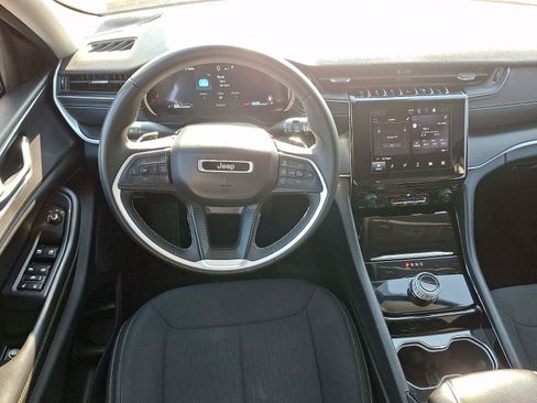 Used 2023 Jeep Grand Cherokee Laredo image 12