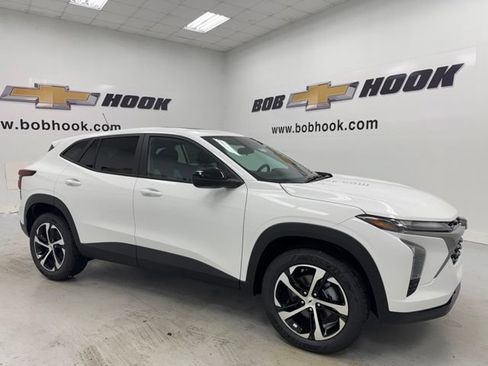 New 2026 Chevrolet Trax RS w/ Sunroof Package FWD image 3