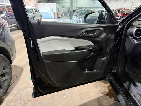 Used 2025 Chevrolet Trax LT w/ LT Convenience Package image 18