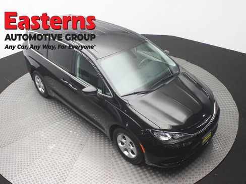 Used 2017 Chrysler Pacifica LX w/ Tire & Wheel Group FWD image 3
