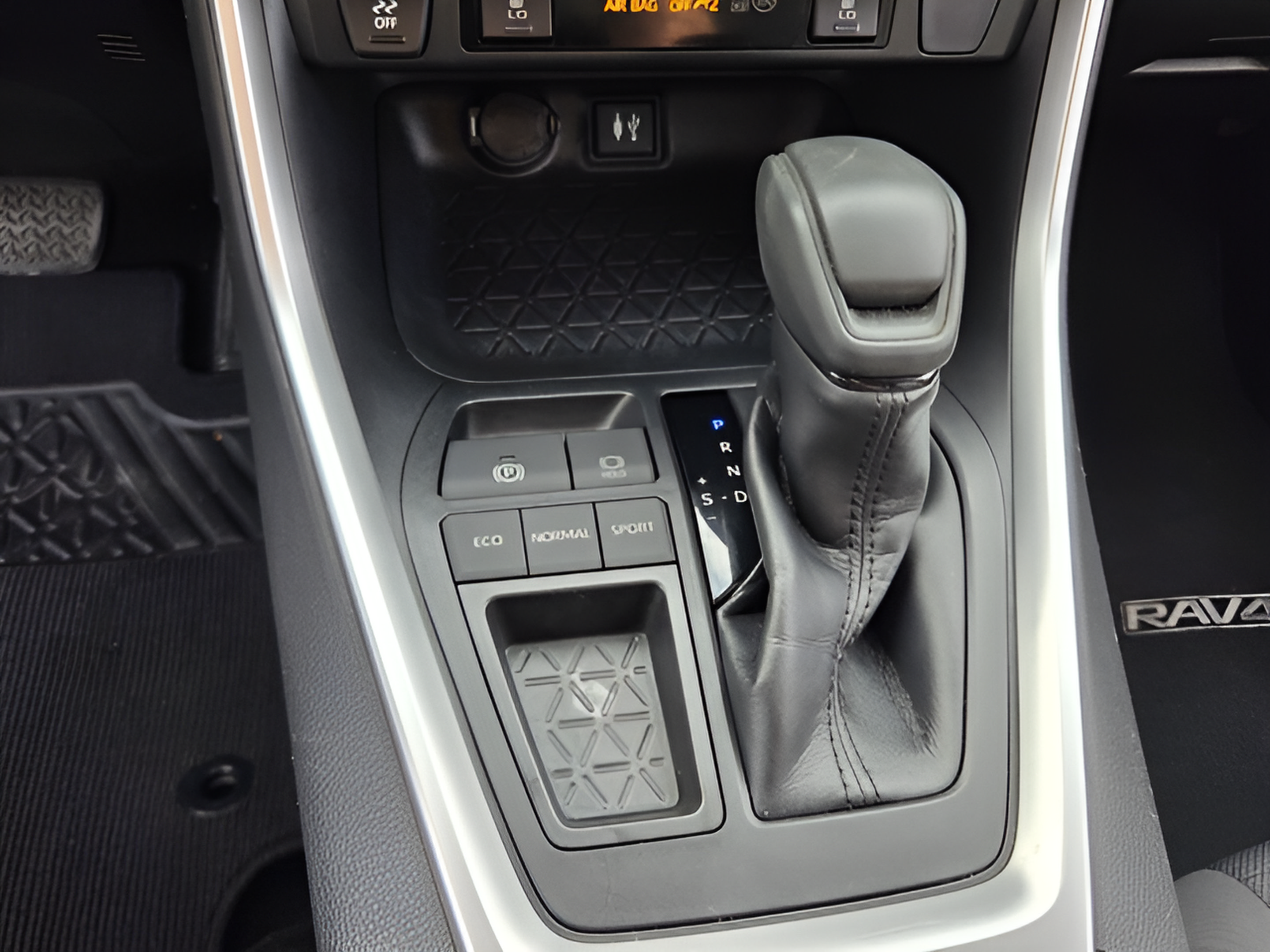 Used 2019 Toyota RAV4 XLE w/ Convenience Package FWD image 23