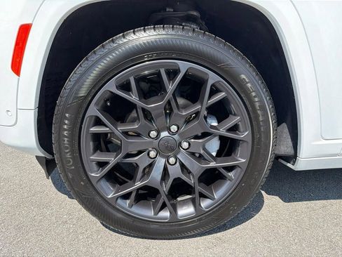 Used 2024 Jeep Grand Cherokee Summit AWD/4WD image 11