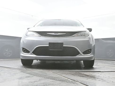 Used 2018 Chrysler Pacifica Touring-L w/ Tire & Wheel Group image 25