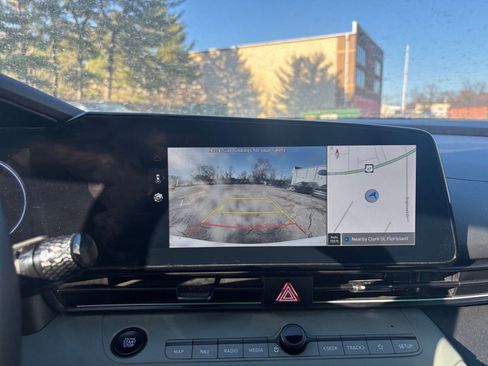 Used 2025 Hyundai Elantra Limited image 17