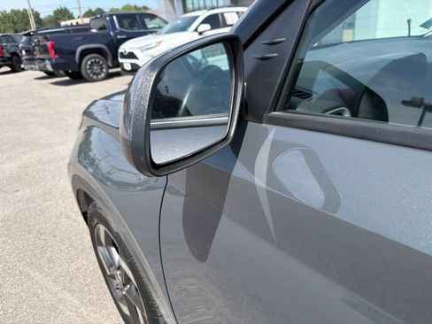 Used 2025 Hyundai Venue SEL FWD image 29
