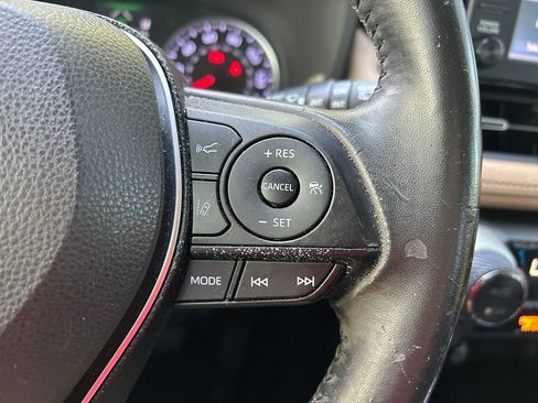 Used 2019 Toyota RAV4 XLE Premium FWD image 19