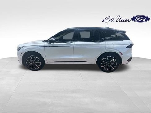 Used 2025 Lincoln Nautilus Reserve AWD/4WD image 3