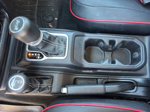 Used 2020 Jeep Wrangler Unlimited Sahara AWD/4WD image 22
