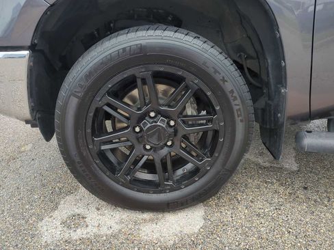 Used 2018 Toyota Tundra SR5 w/ SR5 Upgrade Package AWD/4WD image 32
