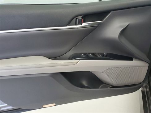 Used 2020 Toyota Camry XLE image 19