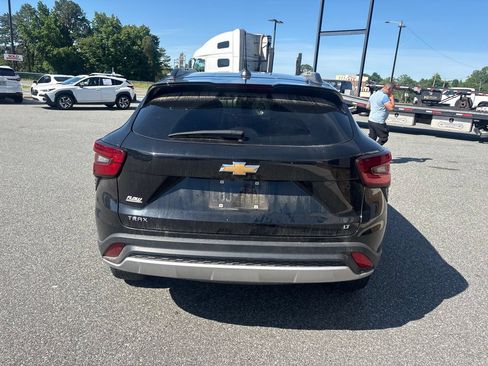 Used 2024 Chevrolet Trax LT w/ Driver Confidence Package FWD image 7